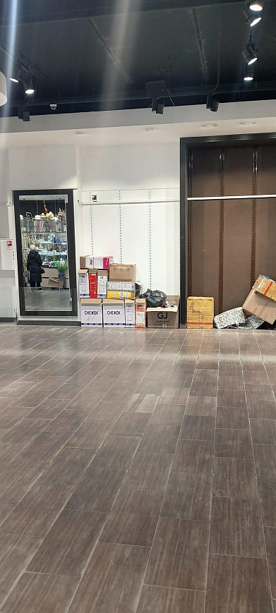 Помещение с витринами в торговом центре  93 м² фото