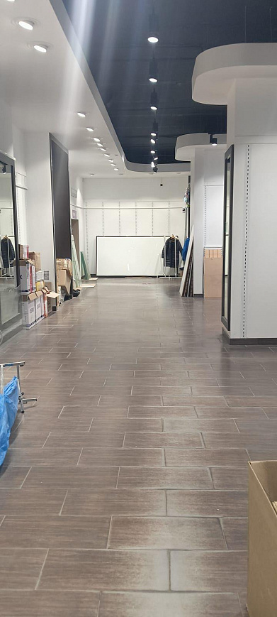 Помещение с витринами в торговом центре  93 м² фото