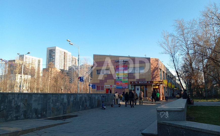 Торговое помещение возле метро фото
