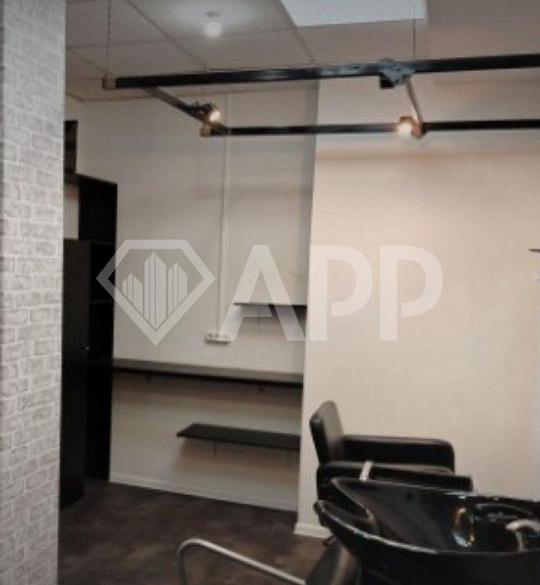 Торговое помещение возле метро фото