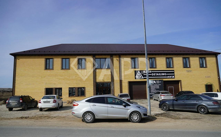 Двухэтажное здание в Арске фото