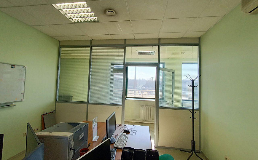 Офис 350 м² на первой линии главной магистрали города фото