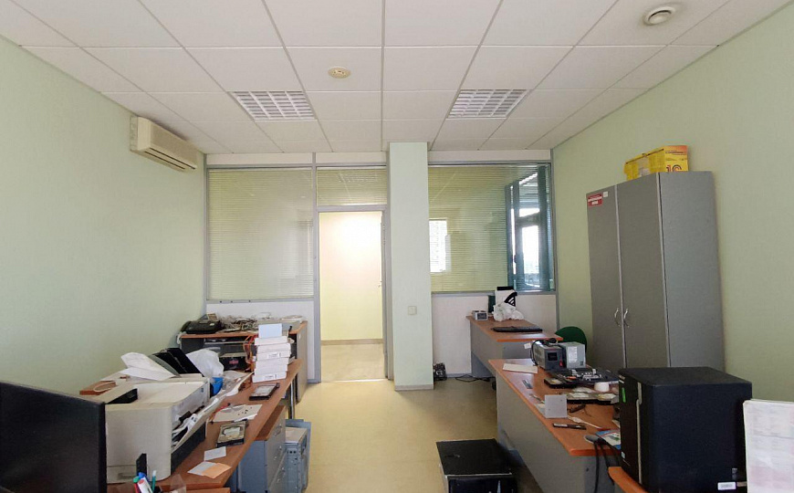 Офис 350 м² на первой линии главной магистрали города фото