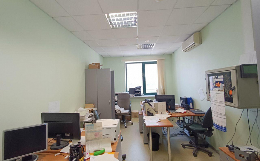Офис 350 м² на первой линии главной магистрали города фото