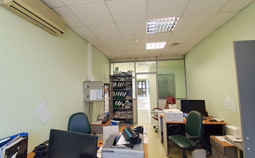 Офис 350 м² на первой линии главной магистрали города фото