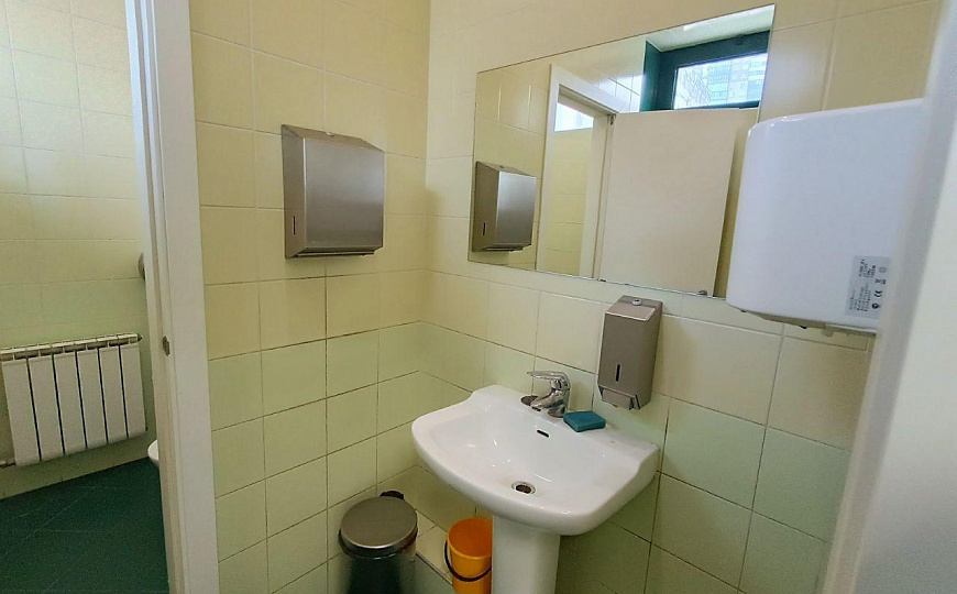 Офис 350 м² на первой линии главной магистрали города фото