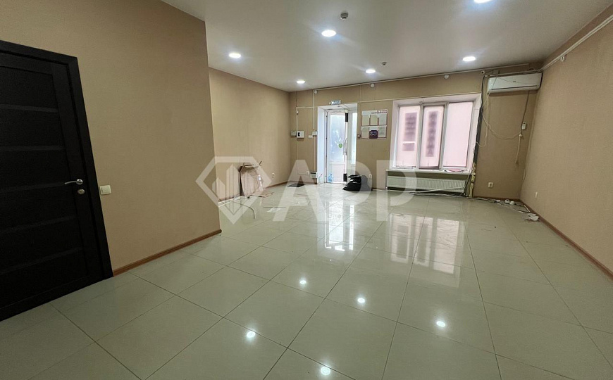 Сдам торговое помещение, 89,2 и 94 м².  Возможно увеличение до 185 м²  фото