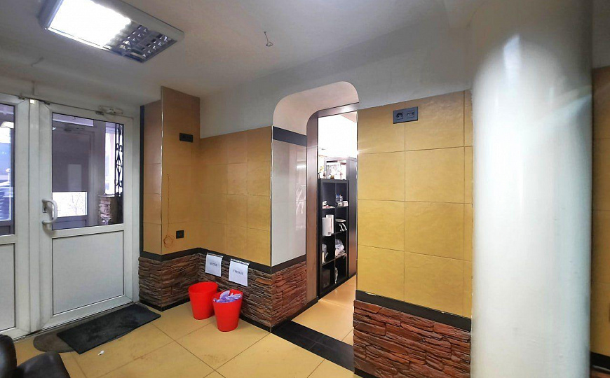 Аренда помещения на первой линии с отдельным входом фото