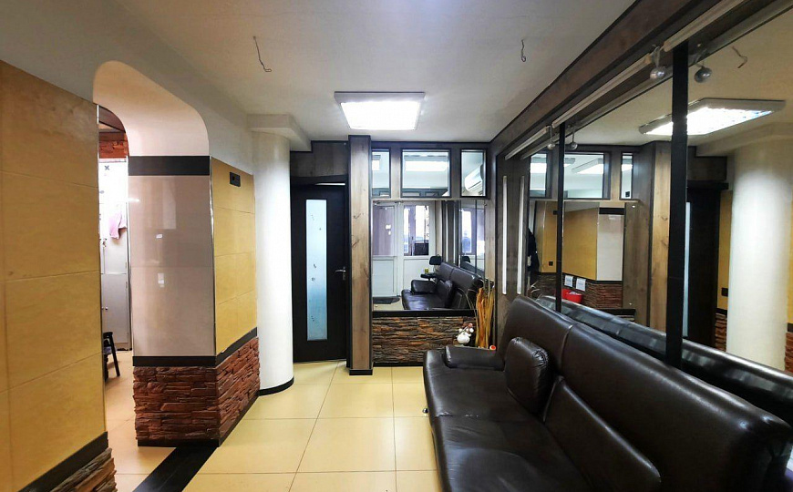 Аренда помещения на первой линии с отдельным входом фото