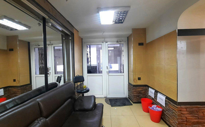 Аренда помещения на первой линии с отдельным входом фото