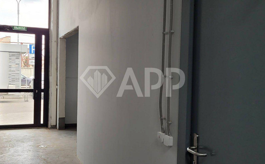 Продаю 558м² Под МФЦ, автосалон, магазин в  ТЦ "Взлетный"  фото