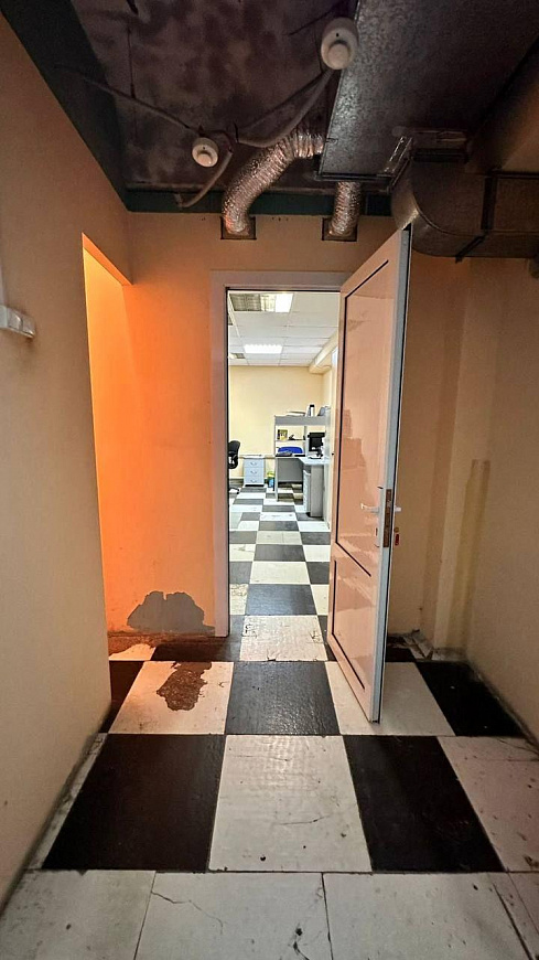 Продам нежилое коммерческое помещение  486 м² на цокольном этаже фото