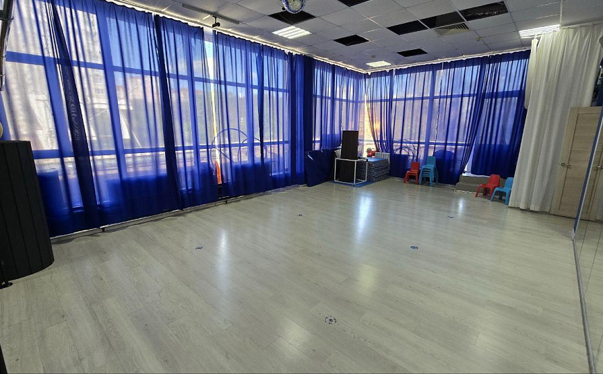 Третий этаж в хорошем месте, можно с готовым бизнесом. фото