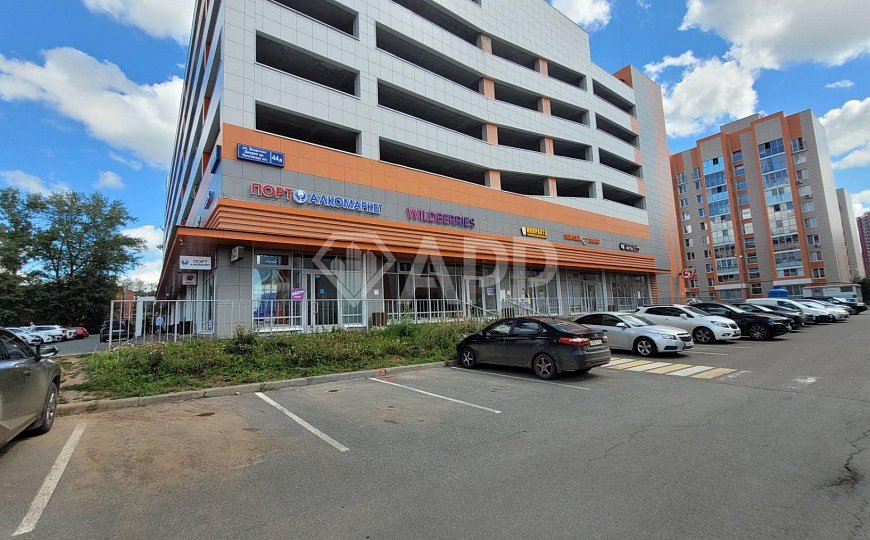 Многоуровневый паркинг с торговыми помещениями  фото