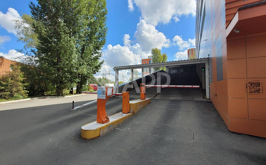 Многоуровневый паркинг с торговыми помещениями  фото