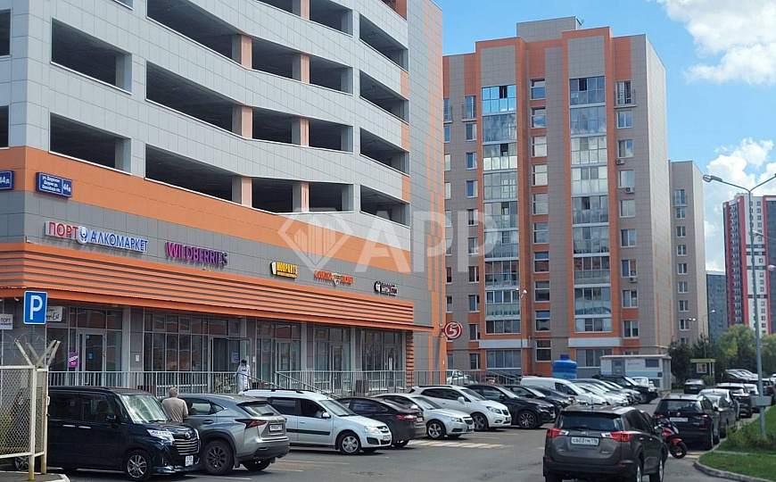 Многоуровневый паркинг с торговыми помещениями  фото