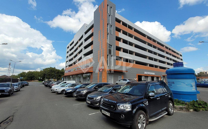 Многоуровневый паркинг с торговыми помещениями  фото