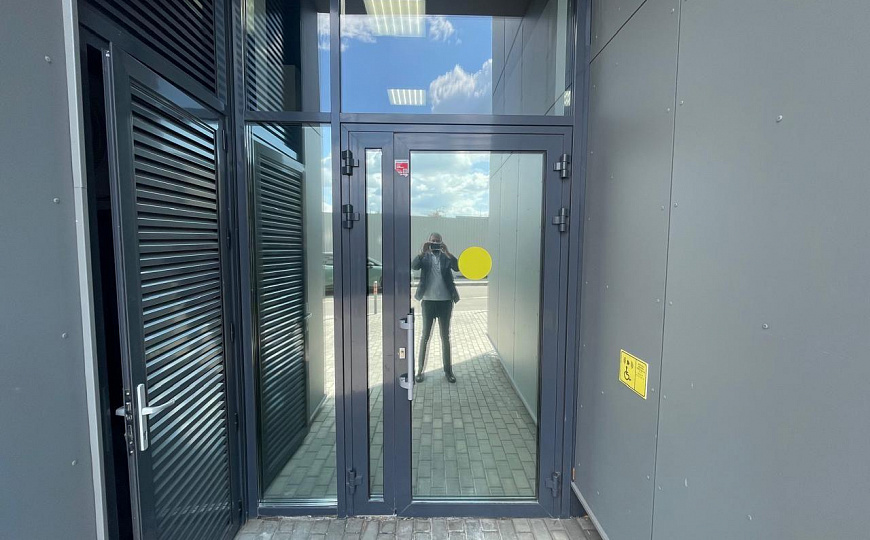 Угловое помещение с отличным ремонтом 42,9 м.кв. фото