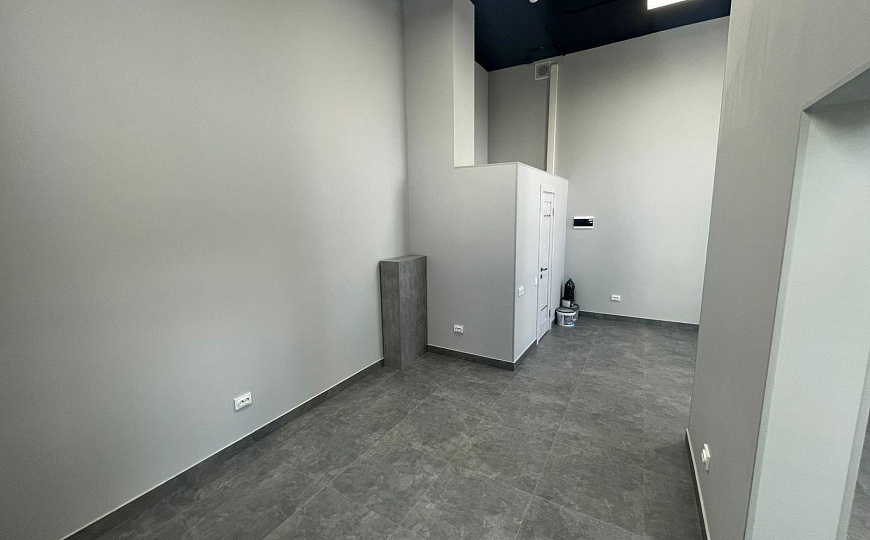 Угловое помещение с отличным ремонтом 42,9 м.кв. фото