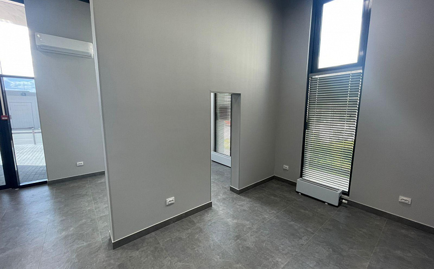 Угловое помещение с отличным ремонтом 42,9 м.кв. фото