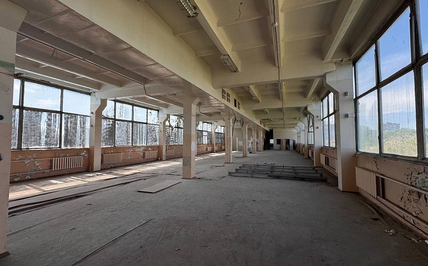 Помещение 1 338 м² с долей земли фото