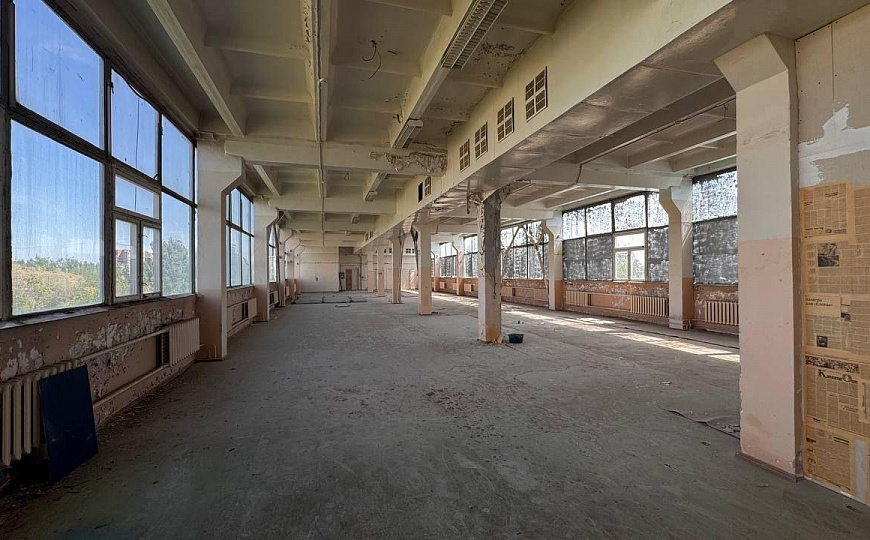 Помещение 1 338 м² с долей земли фото