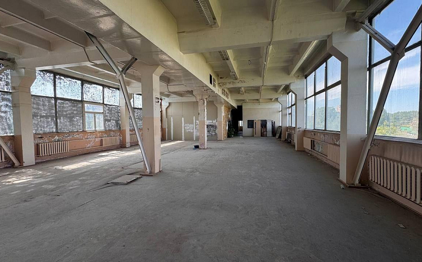 Помещение 1 338 м² с долей земли фото