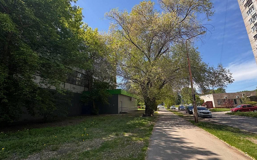 Помещение 1 338 м² с долей земли фото