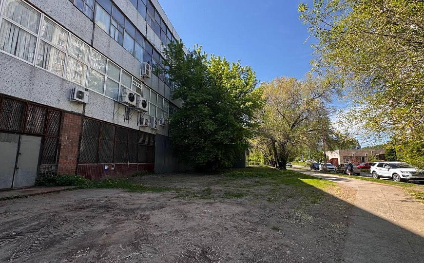 Помещение 1 338 м² с долей земли фото