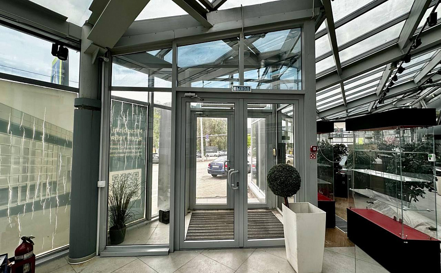 Продажа автосалона 2700 м2 на первой линии ул.Мирной фото