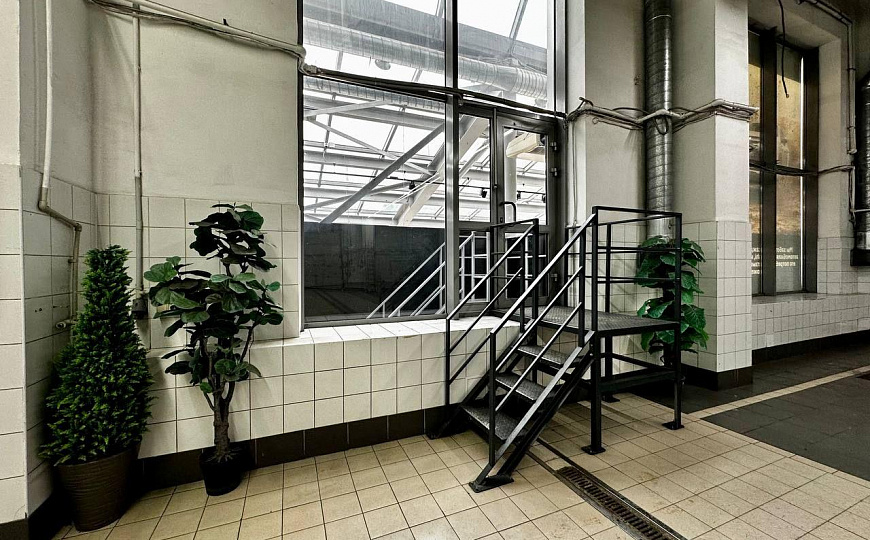 Продажа автосалона 2700 м2 на первой линии ул.Мирной фото