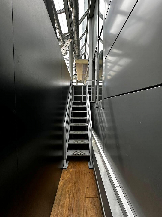 Продажа автосалона 2700 м2 на первой линии ул.Мирной фото