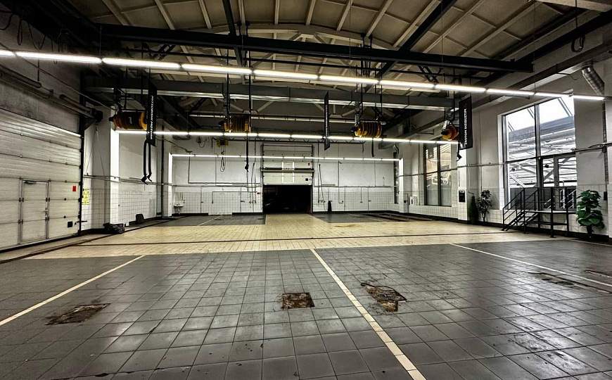 Продажа автосалона 2700 м2 на первой линии ул.Мирной фото