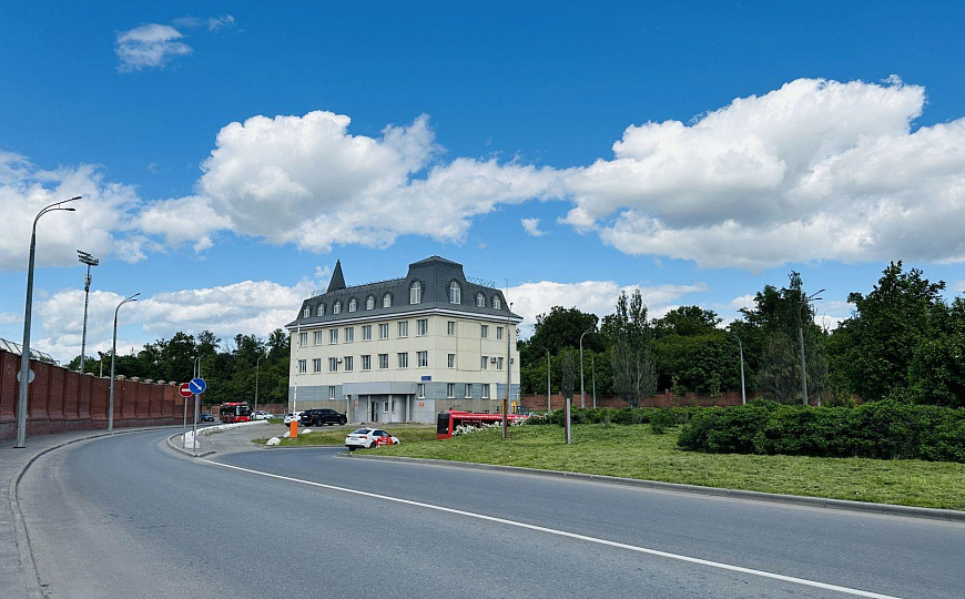 Продаю отдельно стоящее здание 1199.4м² с земельным участком в центре города  фото