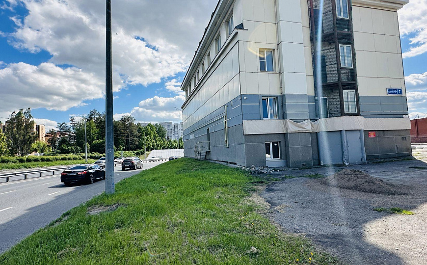 Продаю отдельно стоящее здание 1199.4м² с земельным участком в центре города  фото