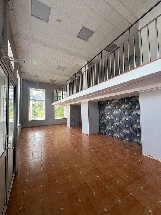 Помещение свободного назначения 285 м² с витражными окнами фото