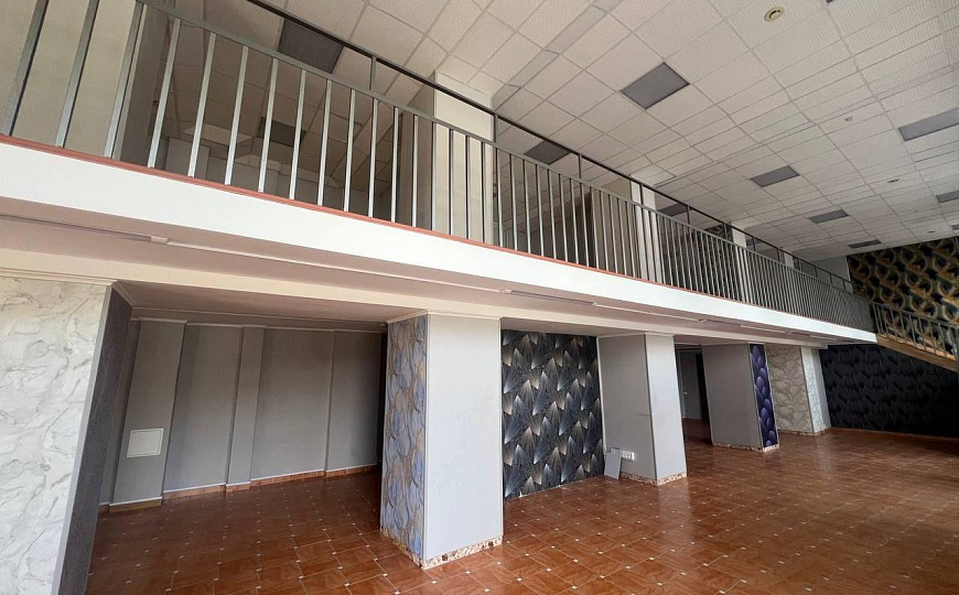 Помещение свободного назначения 285 м² с витражными окнами фото