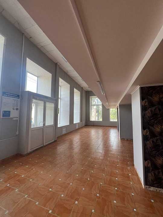 Помещение свободного назначения 285 м² с витражными окнами фото