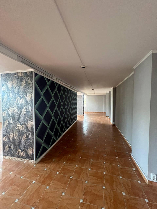 Помещение свободного назначения 285 м² с витражными окнами фото