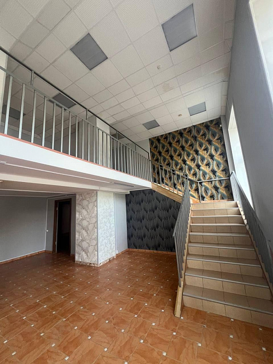 Помещение свободного назначения 285 м² с витражными окнами фото