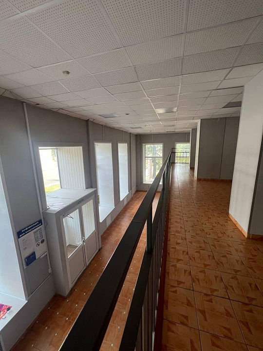 Помещение свободного назначения 285 м² с витражными окнами фото