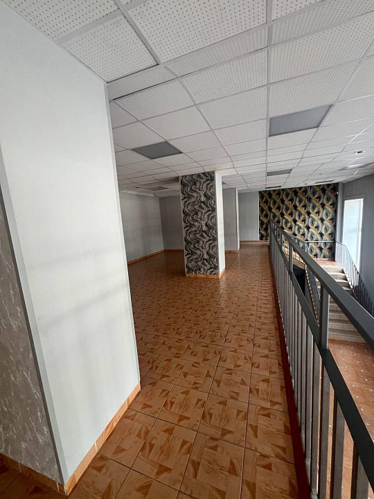 Помещение свободного назначения 285 м² с витражными окнами фото