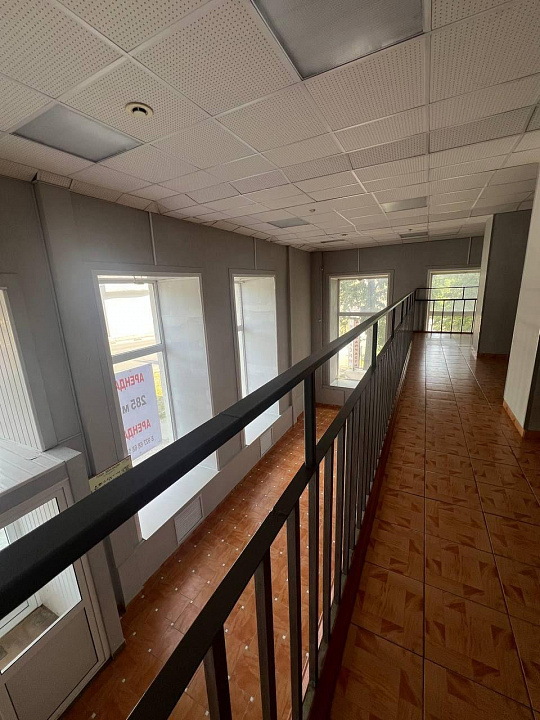 Помещение свободного назначения 285 м² с витражными окнами фото