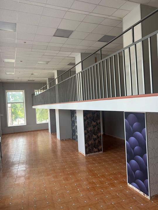 Помещение свободного назначения 285 м² с витражными окнами фото