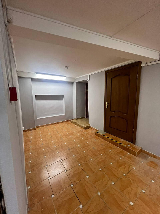 Помещение свободного назначения 285 м² с витражными окнами фото