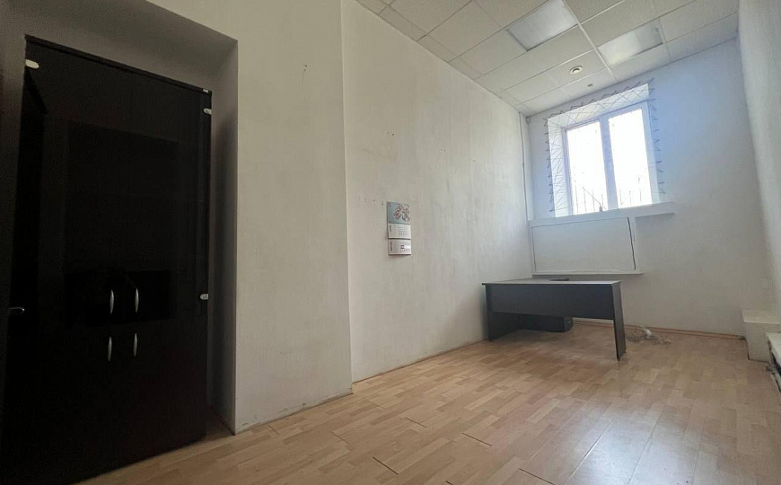 Помещение свободного назначения 285 м² с витражными окнами фото