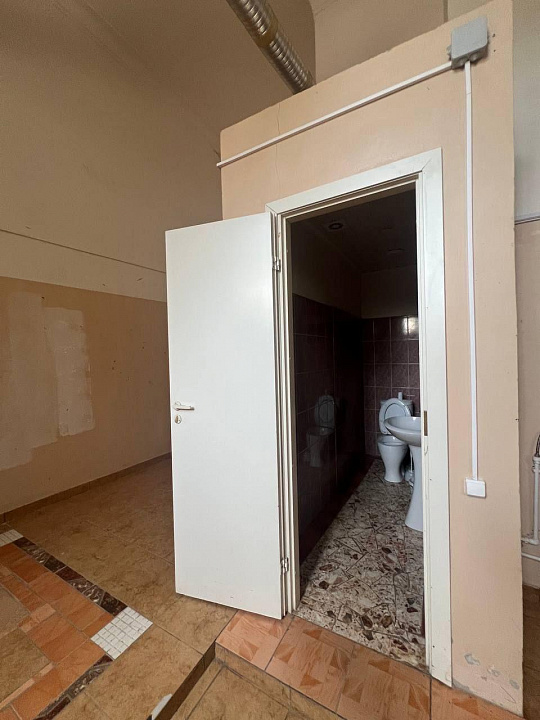 Помещение свободного назначения 285 м² с витражными окнами фото