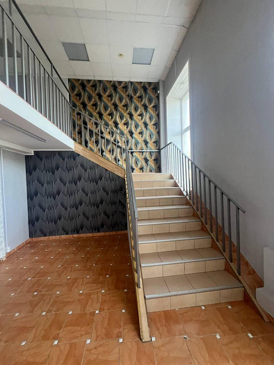 Помещение свободного назначения 285 м² с витражными окнами фото