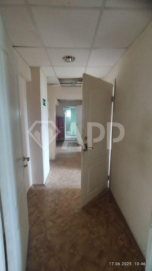 Помещение свободного назначения с офисами фото
