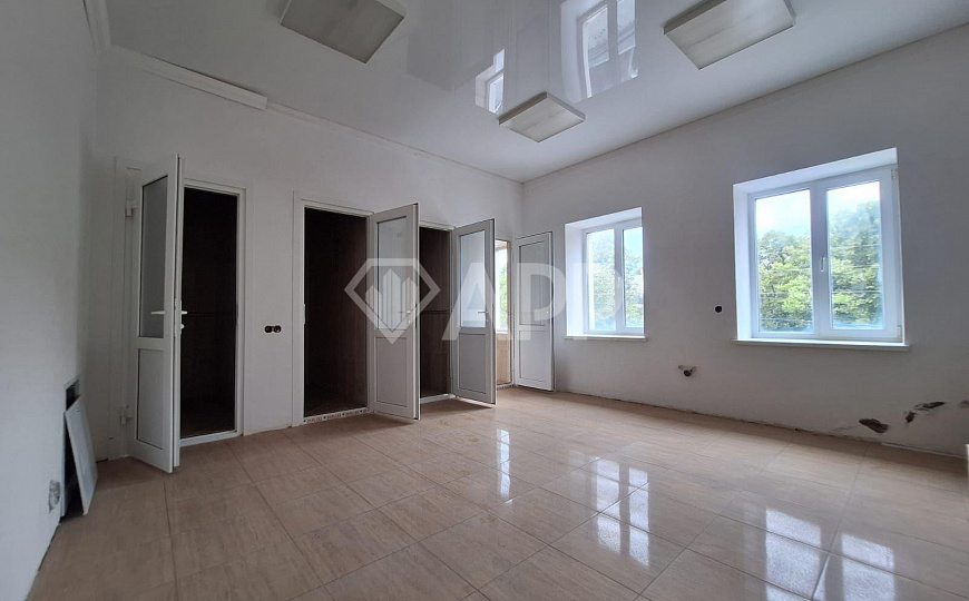 Продам комплекс зданий общей площадью 2 947,5 м² и земельный участок 33,65 сотки фото